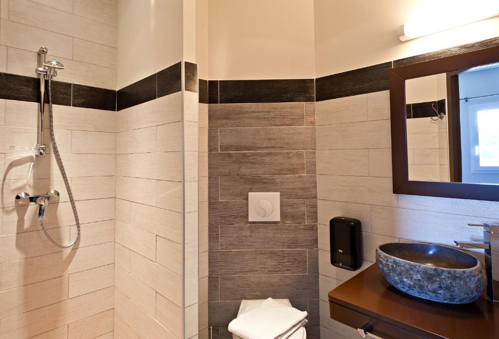 Le Ya'Tis Hotel Saint-Laurent-des-Arbres Room photo