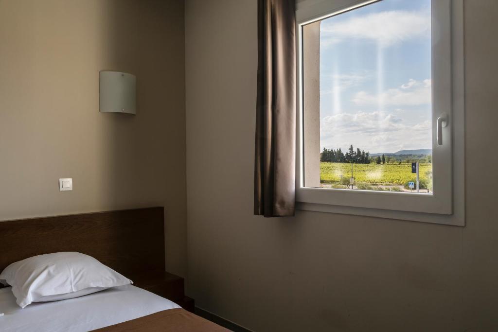 Le Ya'Tis Hotel Saint-Laurent-des-Arbres Room photo