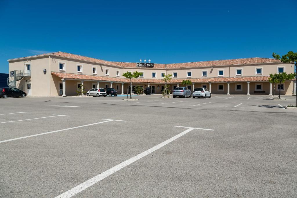 Le Ya'Tis Hotel Saint-Laurent-des-Arbres Exterior photo