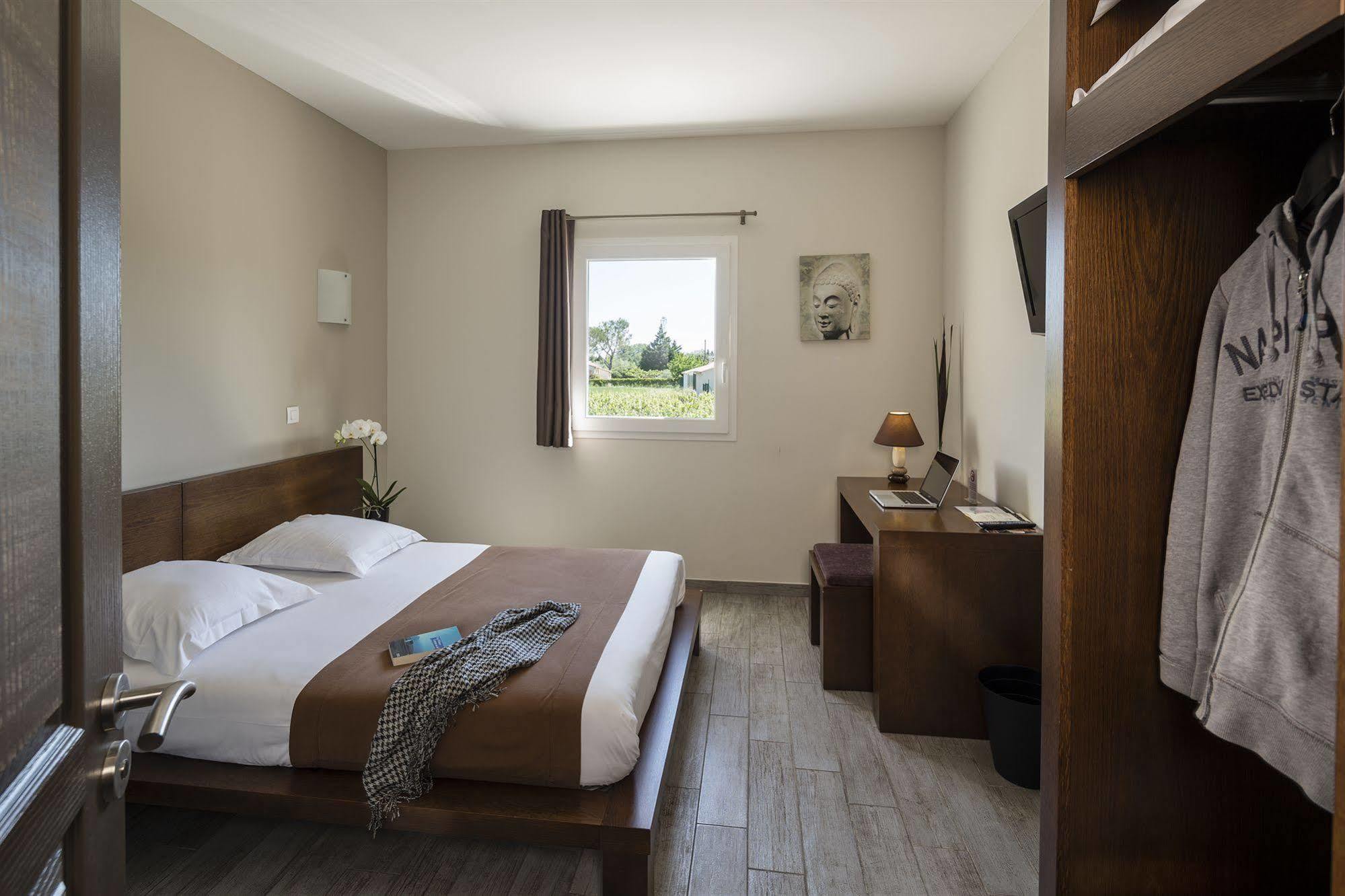 Le Ya'Tis Hotel Saint-Laurent-des-Arbres Exterior photo