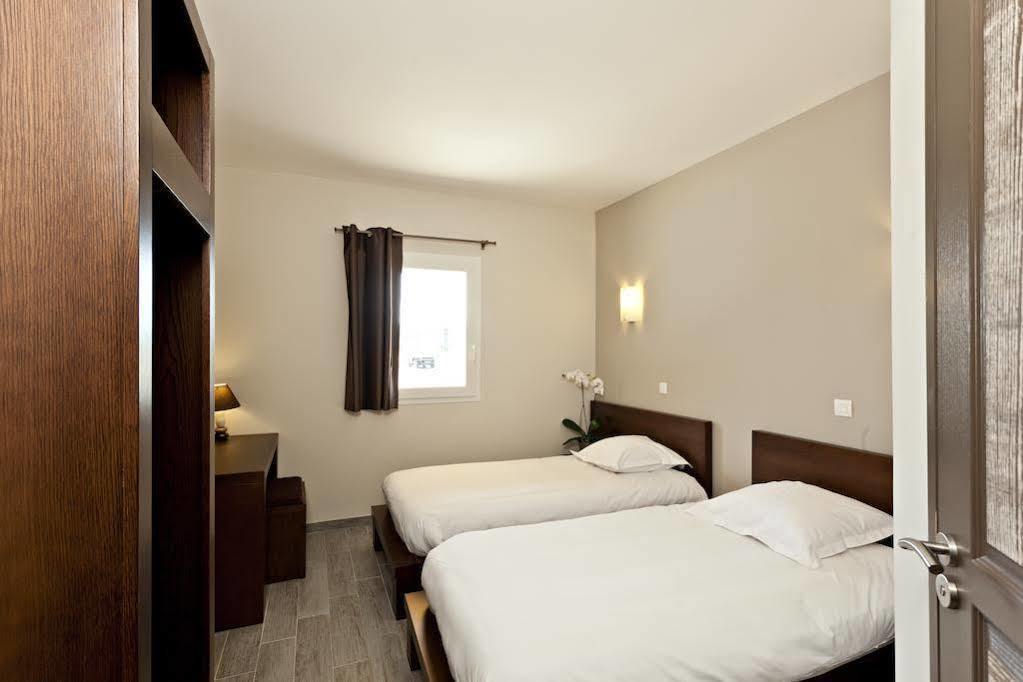 Le Ya'Tis Hotel Saint-Laurent-des-Arbres Exterior photo